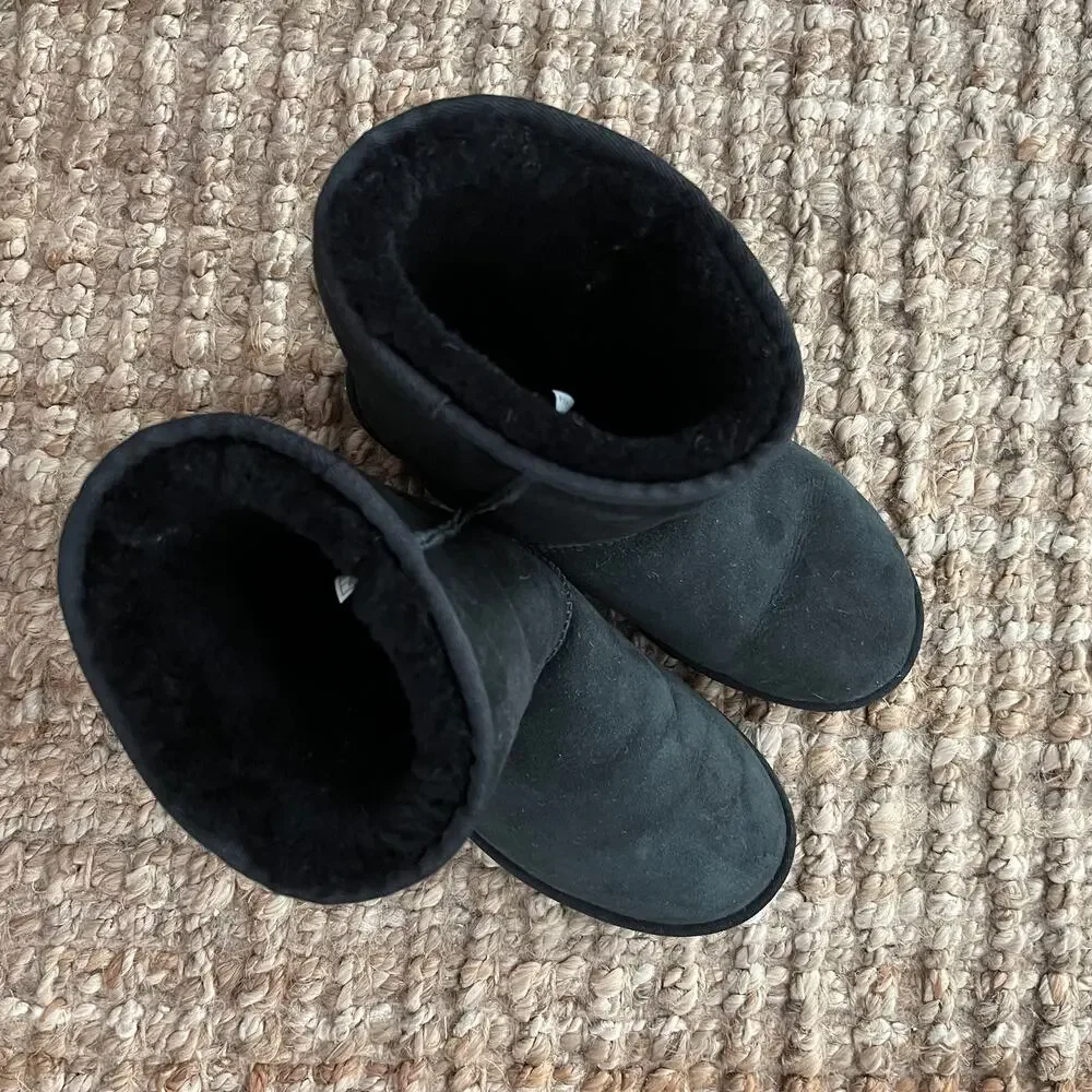 UGG Classic Short II Black Sheepskin Boots Women’s Size 10 1016223 EUC